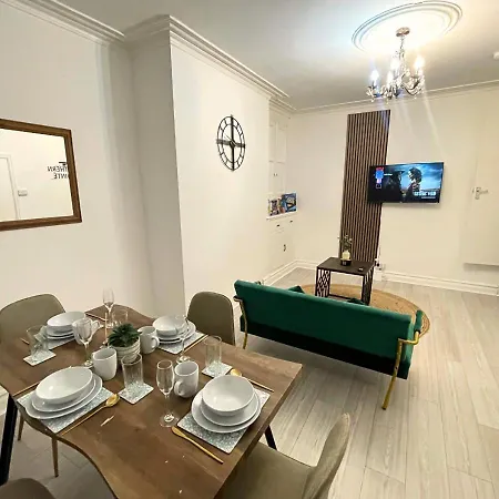 Contractor Friendly - 4 Single Beds - Free Parking Apartment