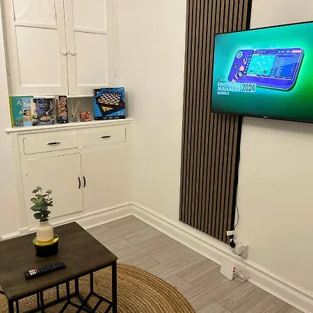Contractor Friendly - 4 Single Beds - Free Parking Apartment